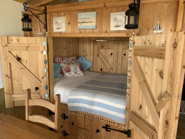 Cosy kids bed